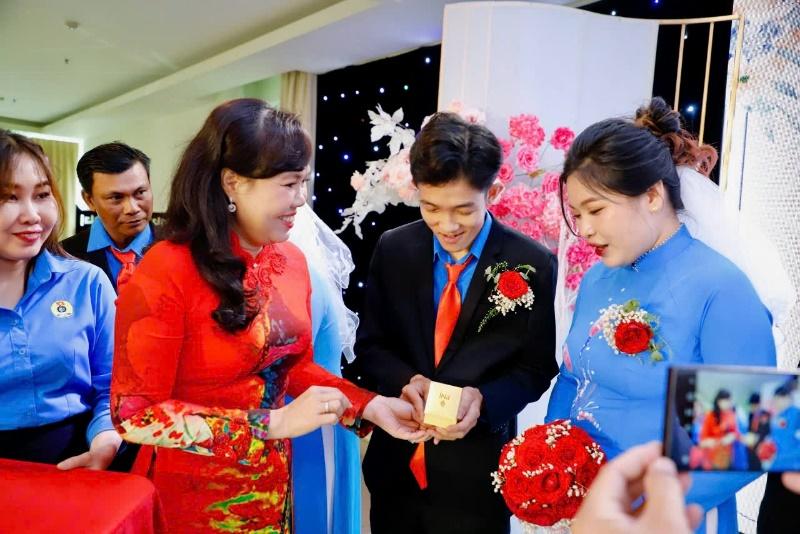 Gia đ&igrave;nh trẻ hạnh ph&uacute;c 2024: Chuỗi Lễ cưới tập thể v&agrave; trao nhẫn cưới cho c&aacute;c cặp đ&ocirc;i kh&oacute; khăn tr&ecirc;n to&agrave;n quốc- Ảnh 3.