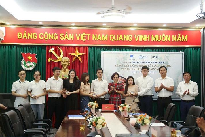 Gia đ&igrave;nh trẻ hạnh ph&uacute;c 2024: Chuỗi Lễ cưới tập thể v&agrave; trao nhẫn cưới cho c&aacute;c cặp đ&ocirc;i kh&oacute; khăn tr&ecirc;n to&agrave;n quốc- Ảnh 6.