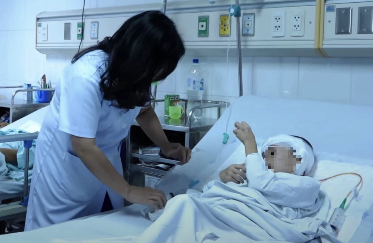 Tin vui về sức khỏe bé gái bị lũ quét ở Làng Nủ- Ảnh 2.