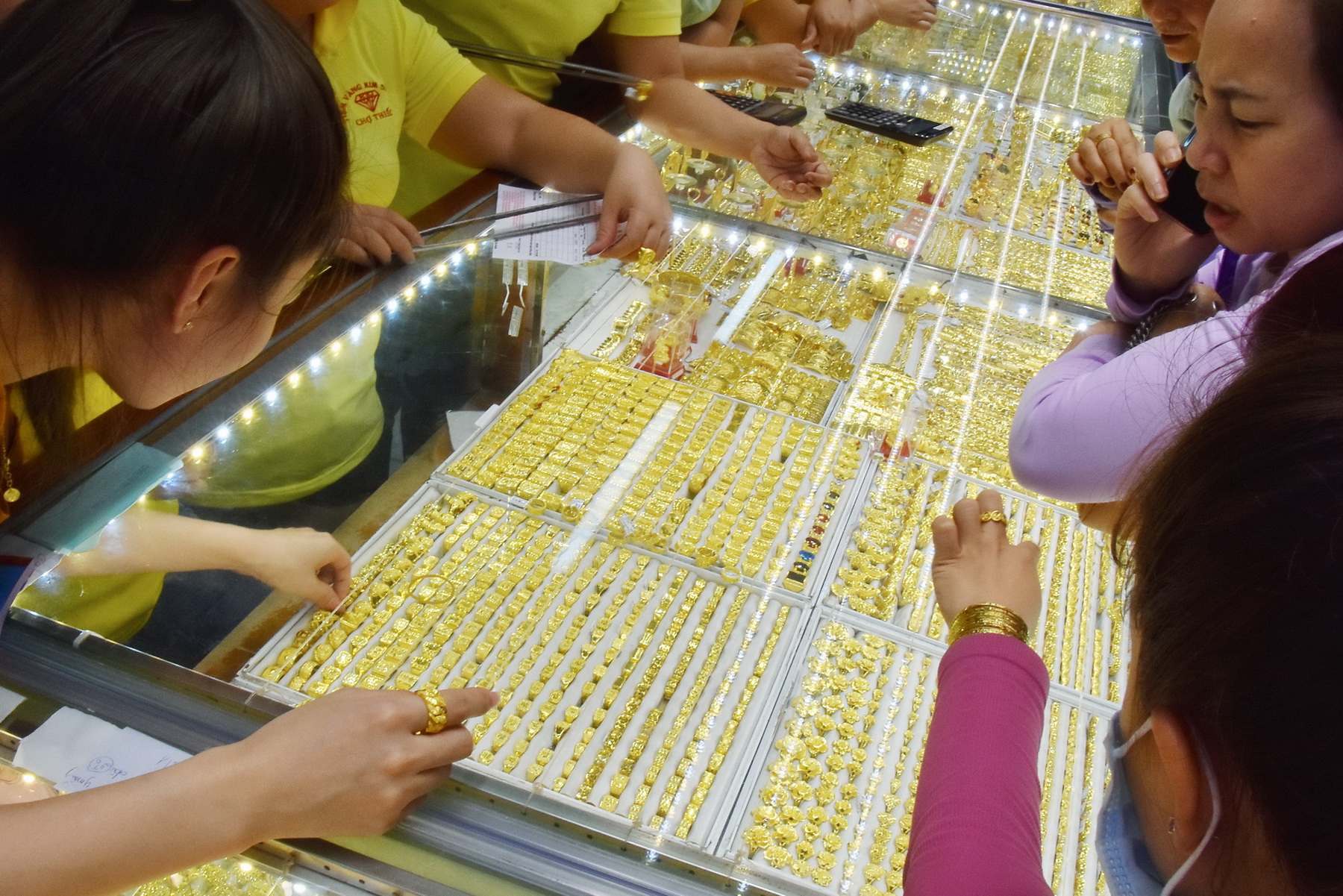 Gi&aacute; v&agrave;ng h&ocirc;m nay, 25-9: Tăng tiếp, c&aacute;n mức kỷ lục mới- Ảnh 1.