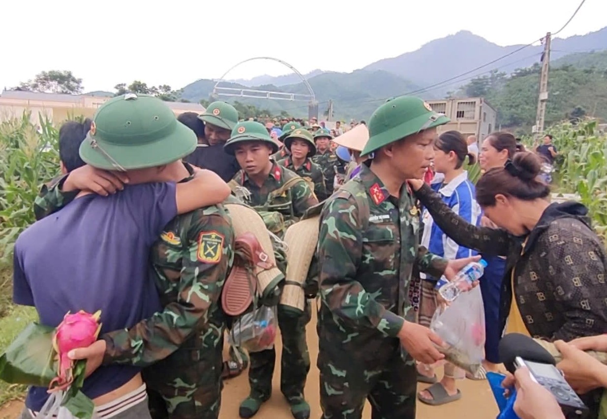 Xúc động hình ảnh người dân xếp hàng dài, bật khóc khi tiễn các anh bộ đội rời Làng Nủ- Ảnh 6.