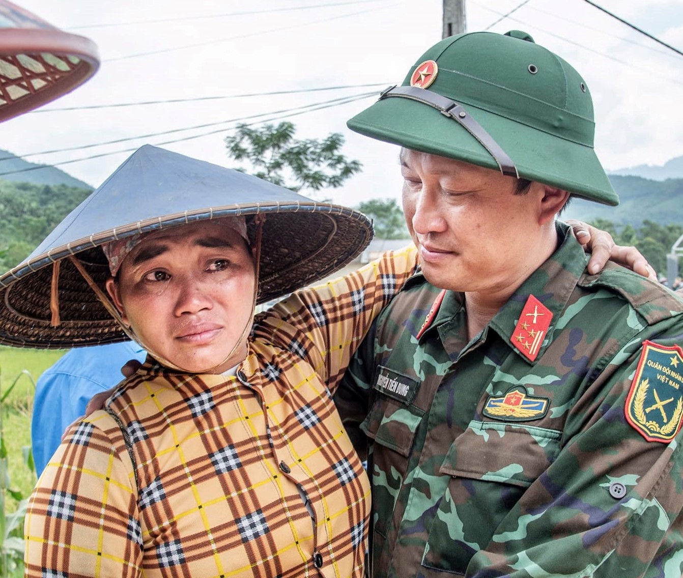 Xúc động hình ảnh người dân xếp hàng dài, bật khóc khi tiễn các anh bộ đội rời Làng Nủ- Ảnh 1.