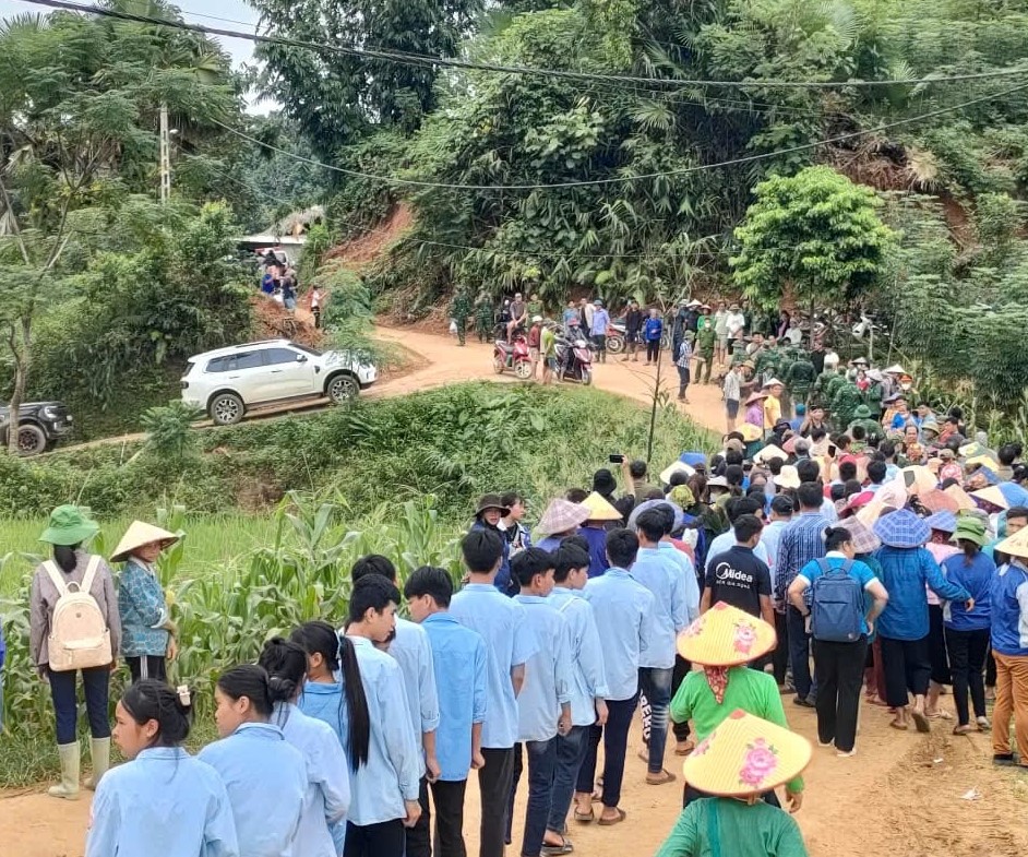 Xúc động hình ảnh người dân xếp hàng dài, bật khóc khi tiễn các anh bộ đội rời Làng Nủ- Ảnh 7.