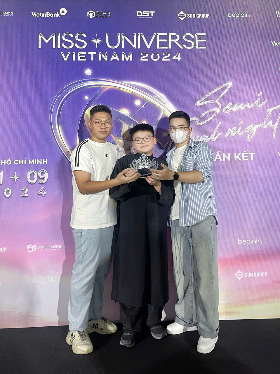 "Tiết lộ sốc" về nam sinh 13 tuổi thiết kế vương miện Miss Universe Vietnam 2024- Ảnh 4.