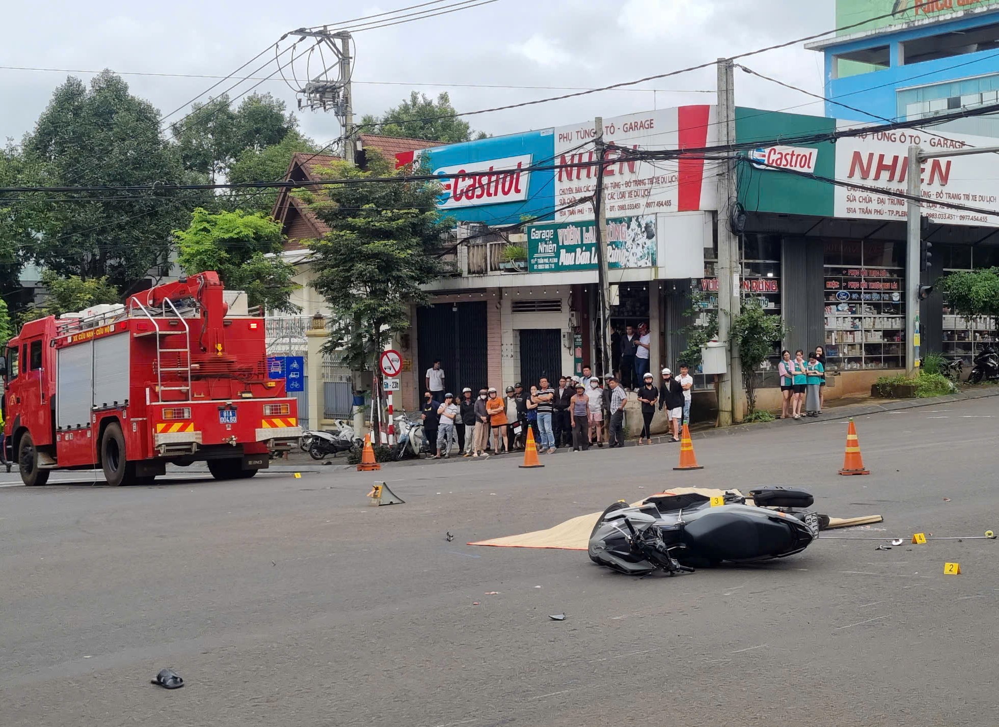 Tai nạn với xe cứu hỏa, thanh ni&ecirc;n đi xe m&aacute;y tử vong- Ảnh 1.