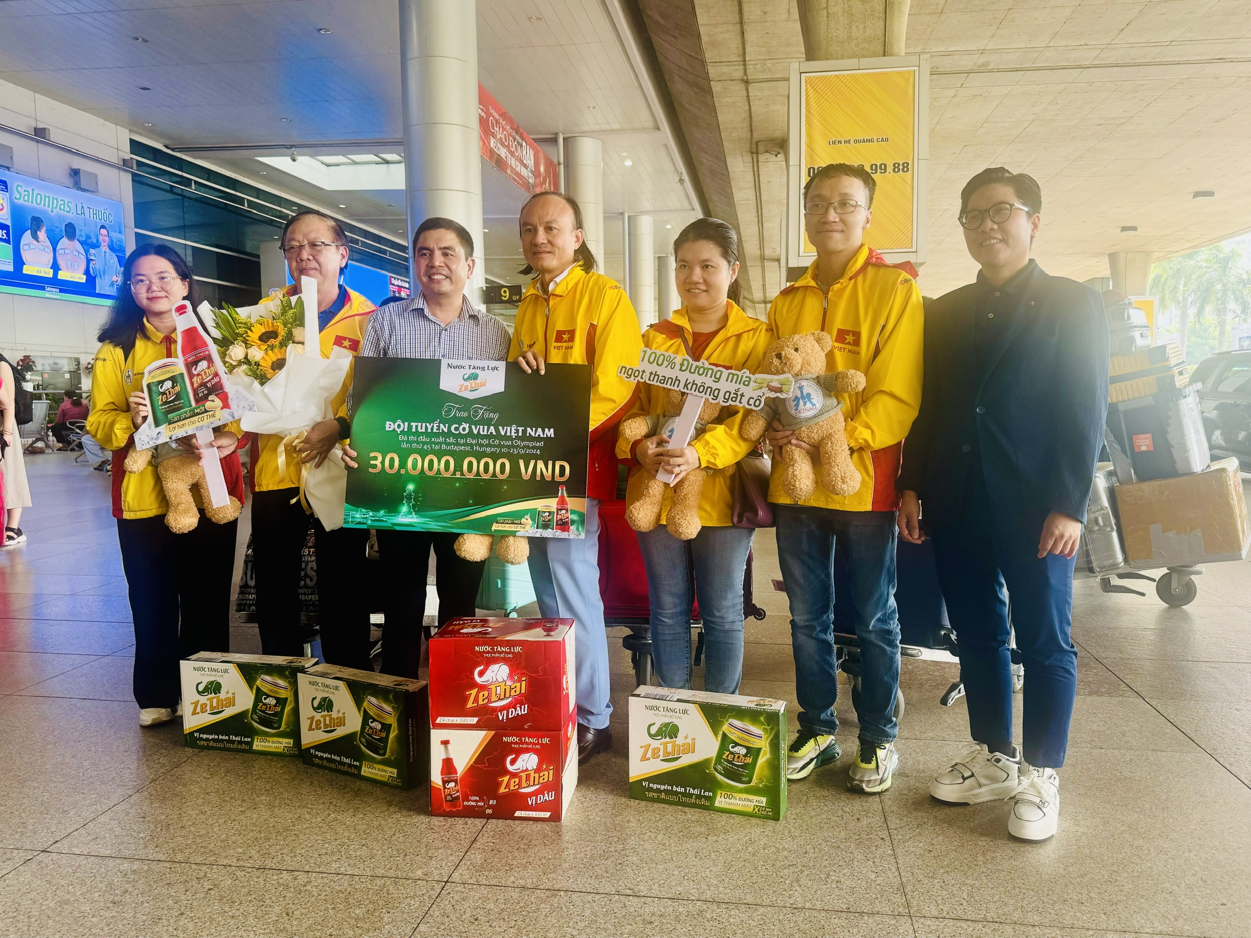 Các kỳ thủ Việt Nam trở về sau Olympiad cờ vua 2024- Ảnh 5.