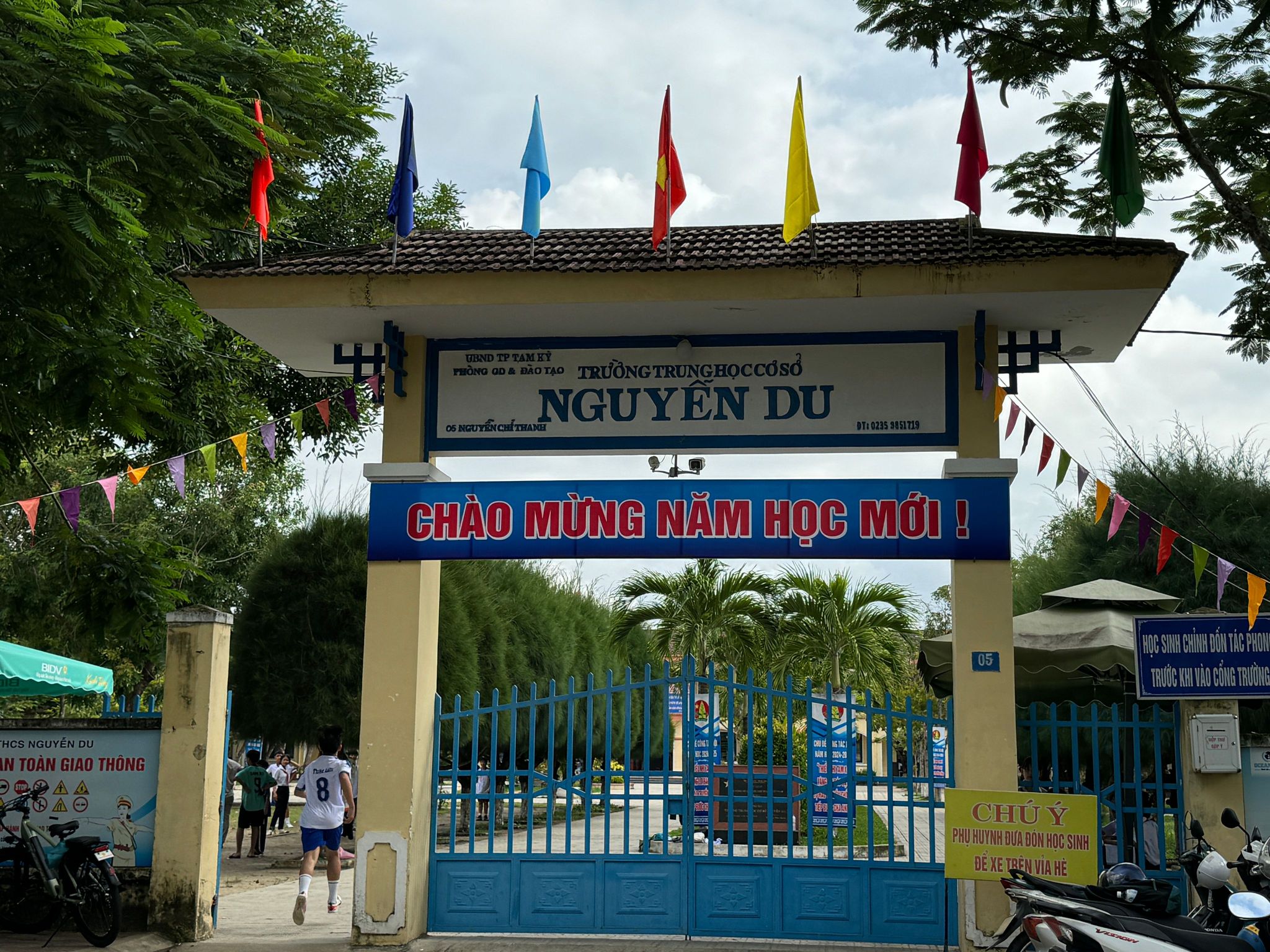 C&ocirc;ng an củng cố hồ sơ xử l&yacute; phụ huynh v&agrave;o lớp học đ&aacute;nh học sinh- Ảnh 1.