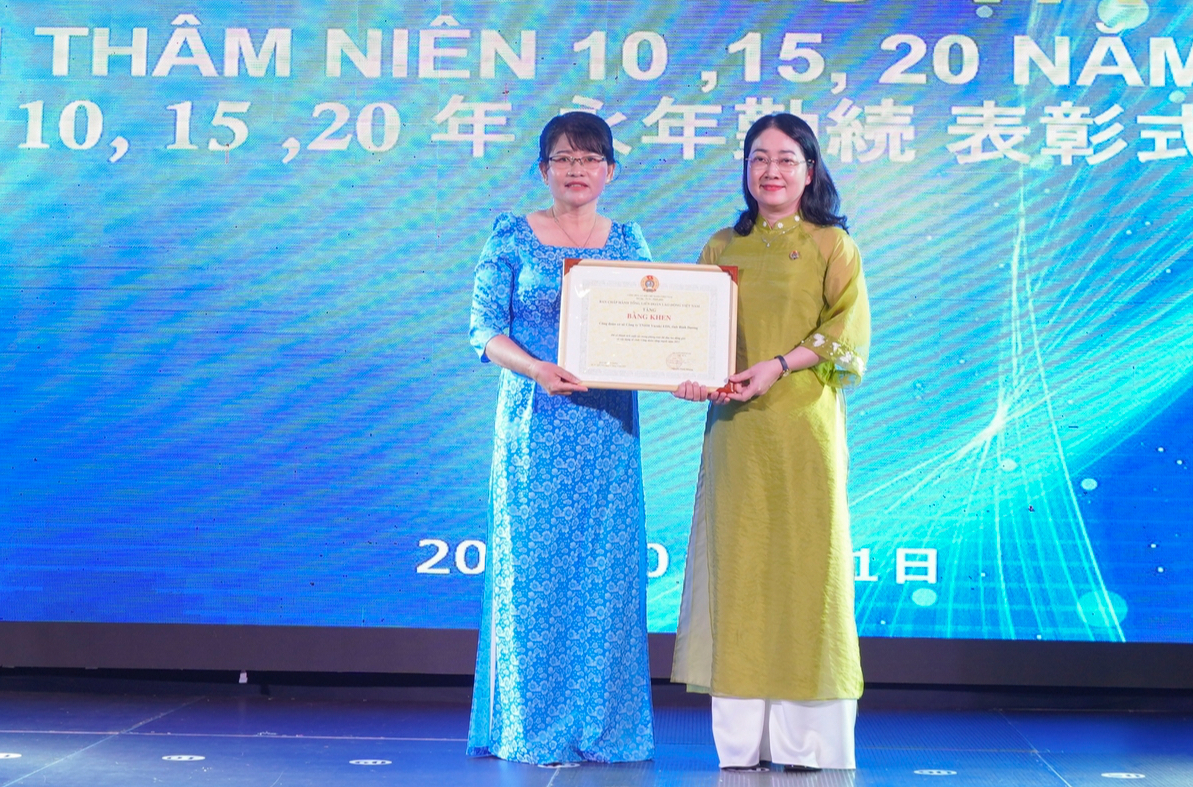 Một c&ocirc;ng ty ở B&igrave;nh Dương chi 2,3 tỉ đồng thưởng cho c&ocirc;ng nh&acirc;n c&oacute; th&acirc;m ni&ecirc;n l&agrave;m việc- Ảnh 2.