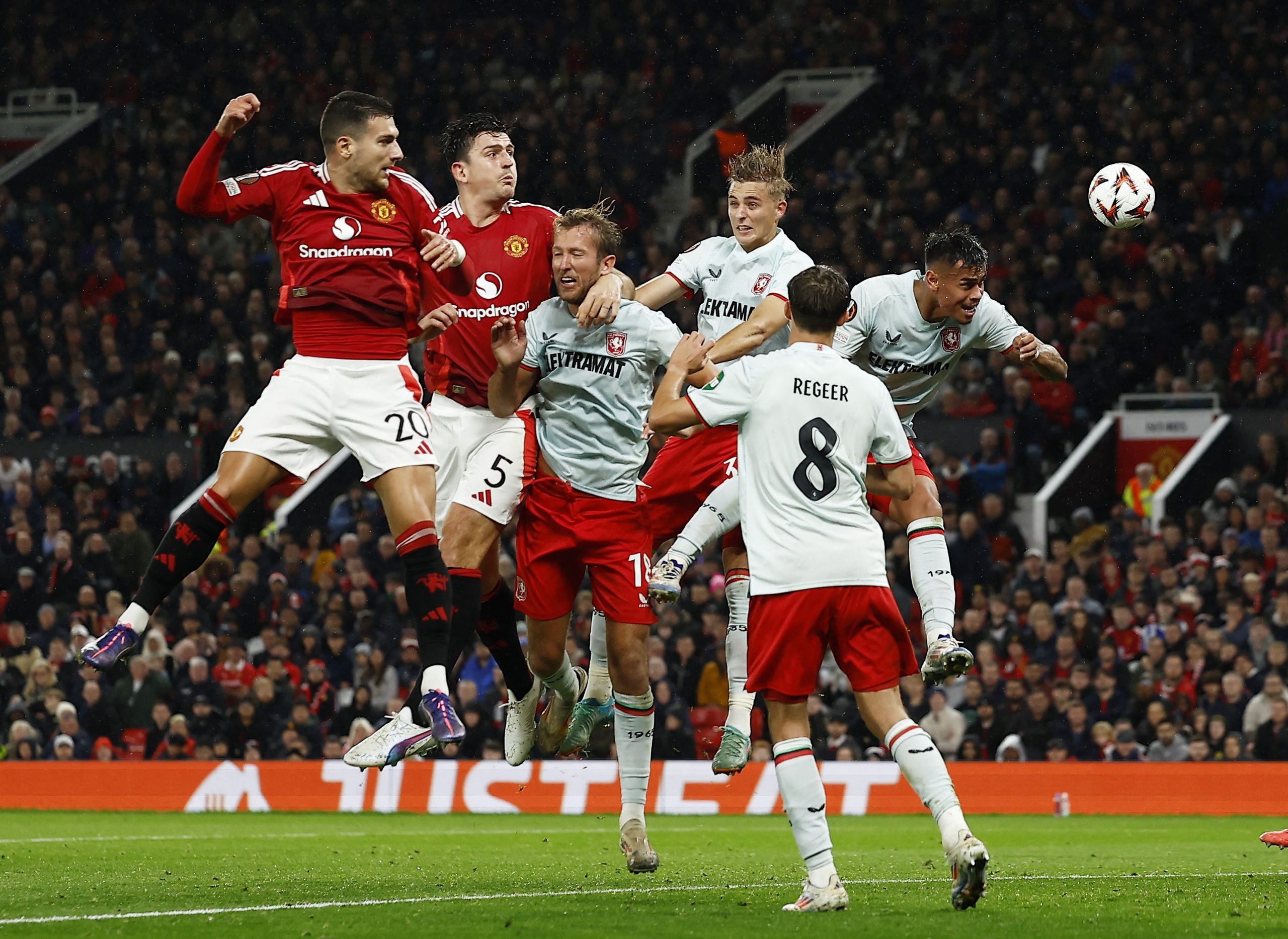 Man United bị cầm h&ograve;a ở Old Trafford, rơi xuống nh&oacute;m cuối Europa League- Ảnh 4.