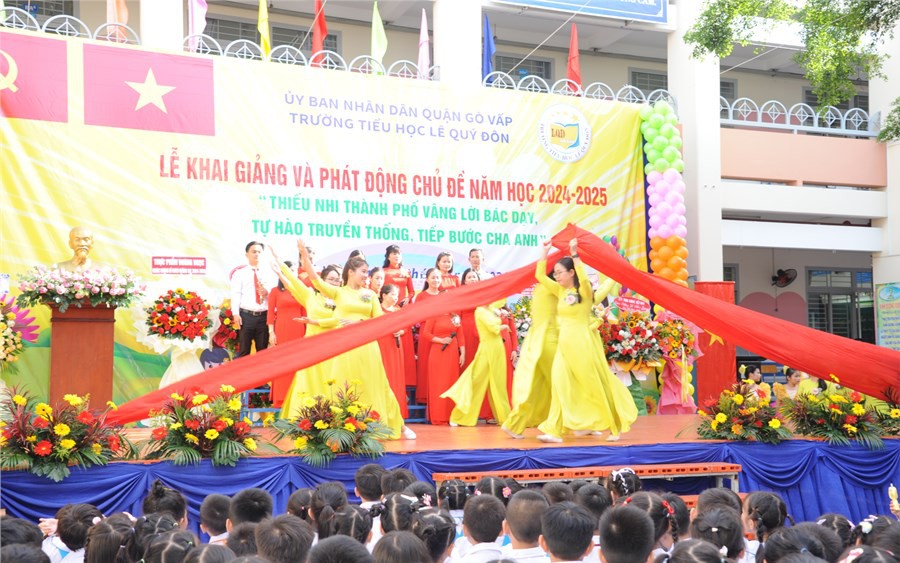 Xôn xao trường học chỉ phát giấy khen cho học sinh ủng hộ đồng bào bị bão lũ từ 100.000 đồng