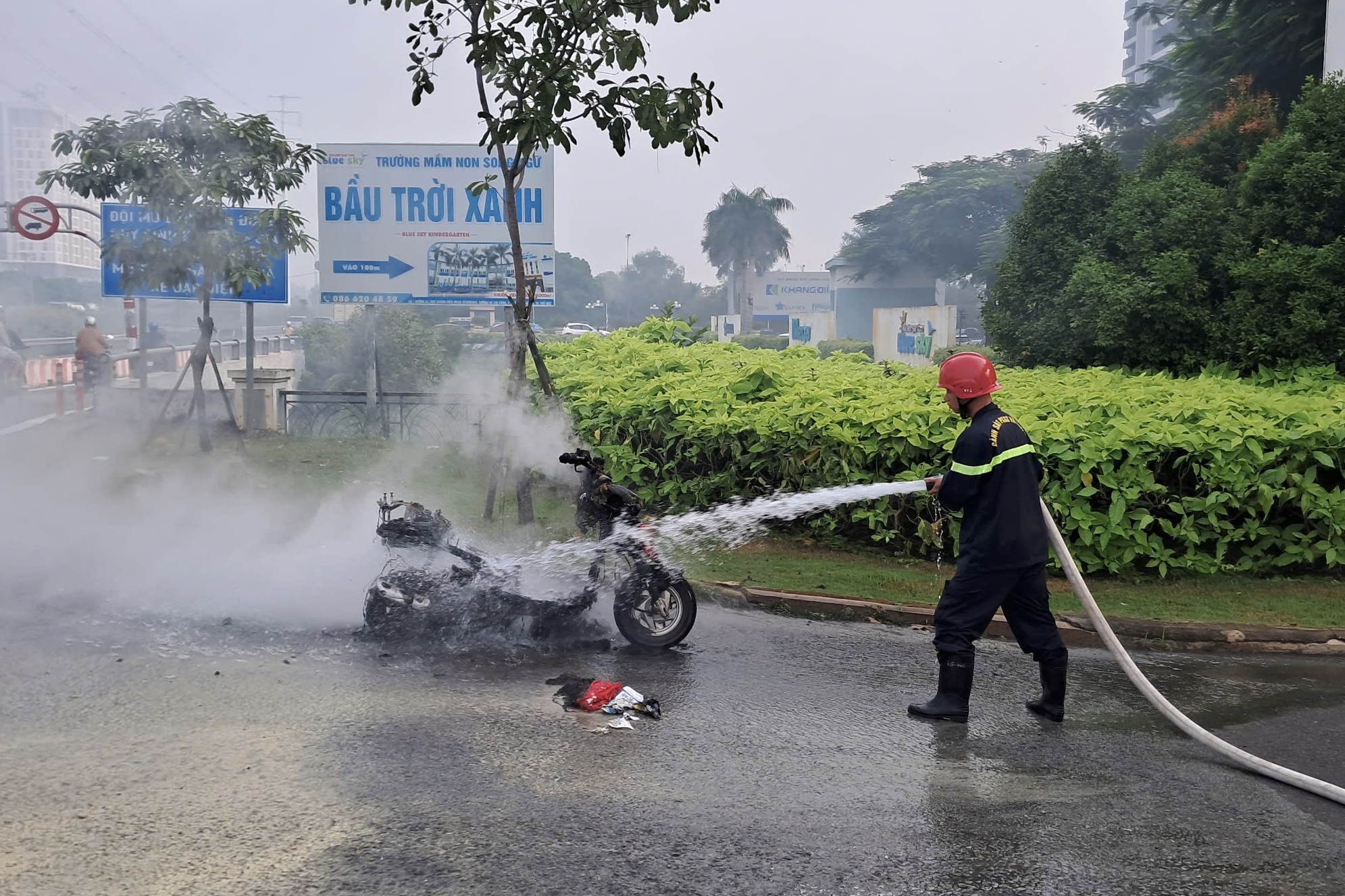 TP HCM: Cảnh s&aacute;t đi diễn tập chữa ch&aacute;y th&igrave; gặp ch&aacute;y thật- Ảnh 1.