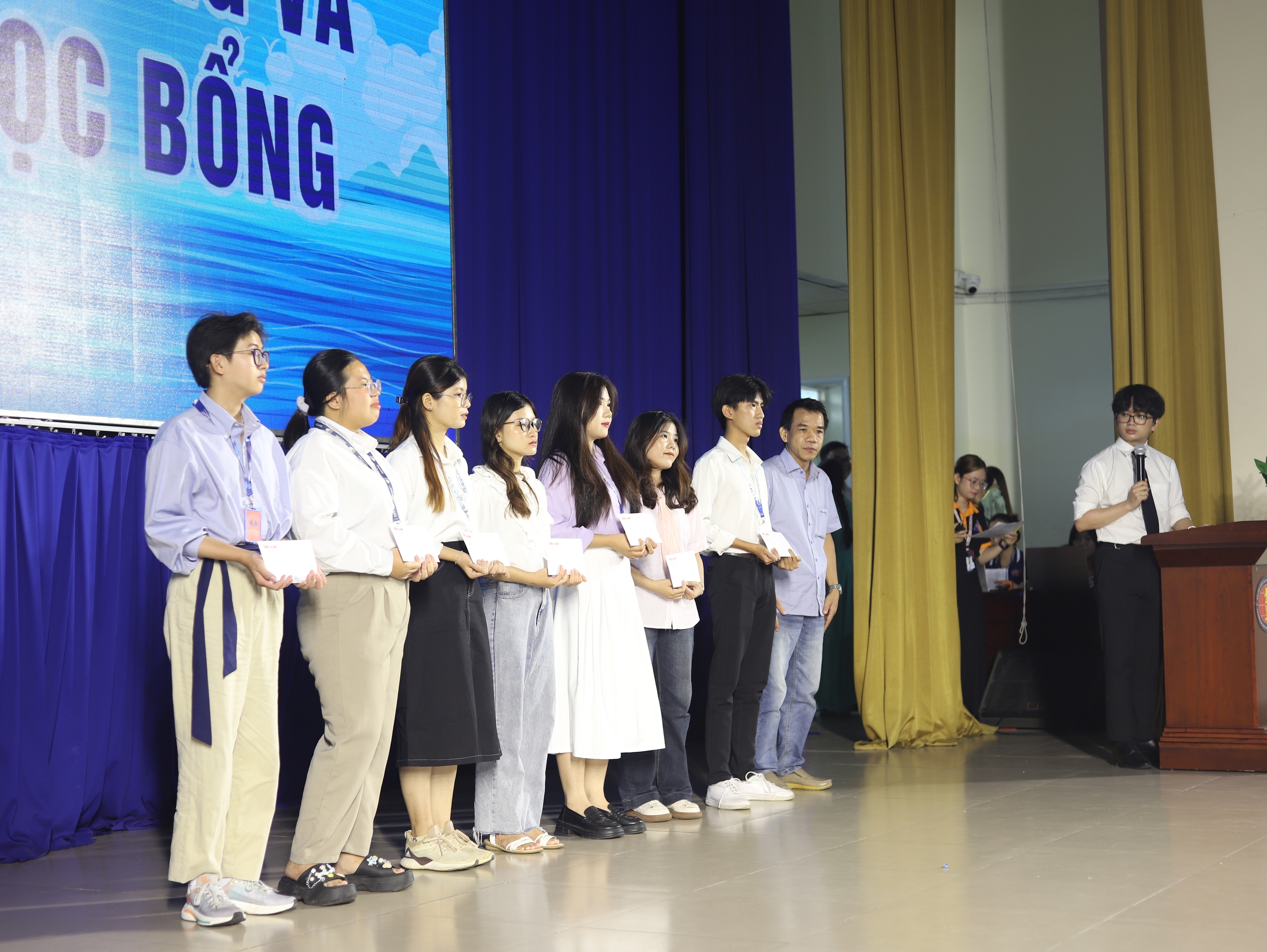 B&aacute;o Người Lao Động tiếp sức t&acirc;n sinh vi&ecirc;n Ng&ocirc;n ngữ học- Ảnh 4.