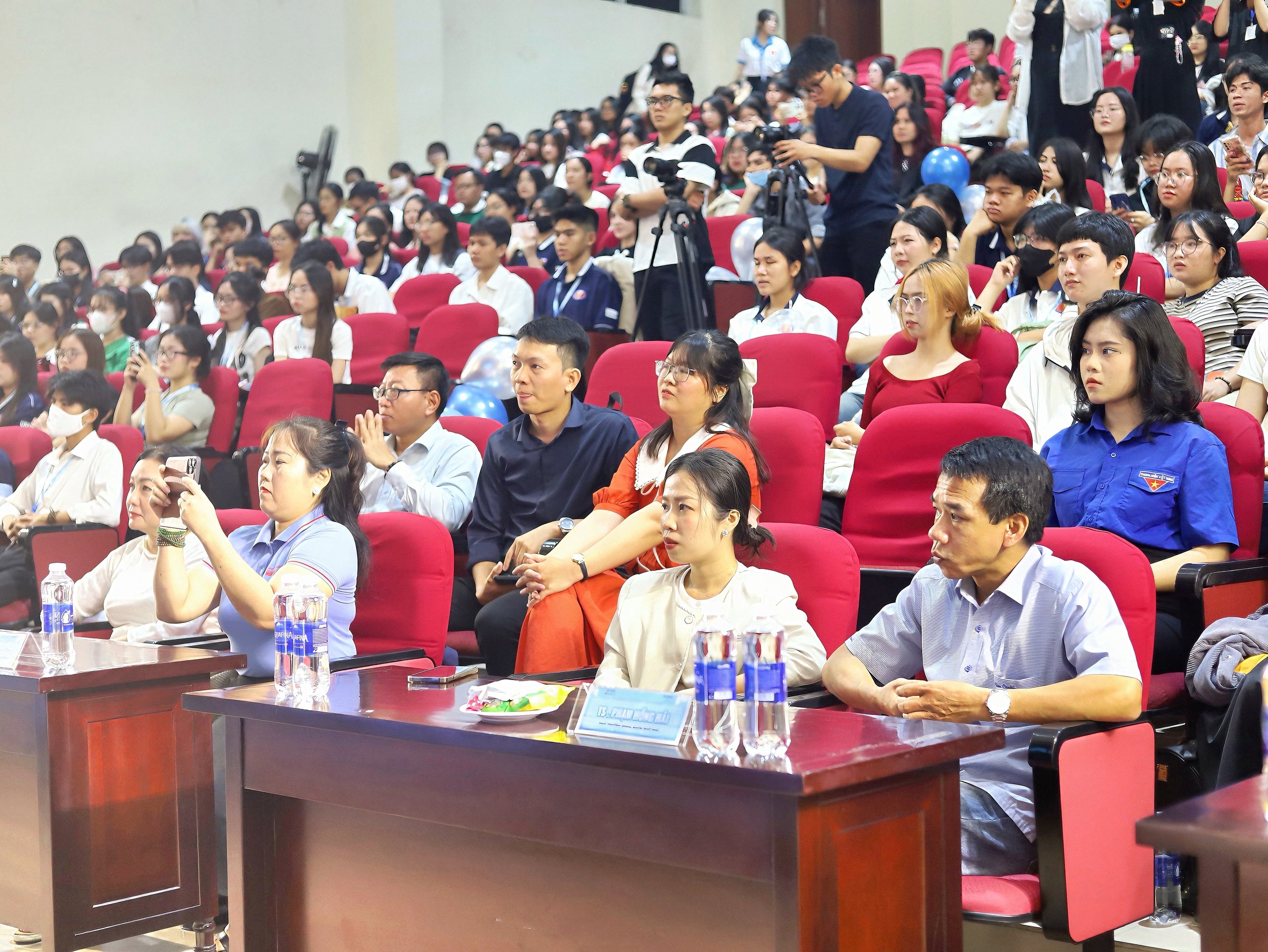 B&aacute;o Người Lao Động tiếp sức t&acirc;n sinh vi&ecirc;n Ng&ocirc;n ngữ học- Ảnh 5.