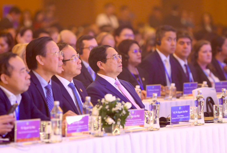 Diễn đ&agrave;n Kinh tế TP HCM 2024: "Doanh nghiệp đ&ocirc;ng nhưng năng lực cạnh tranh c&ograve;n khi&ecirc;m tốn"- Ảnh 2.