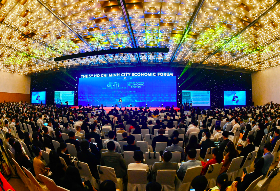Diễn đ&agrave;n Kinh tế TP HCM 2024: "Doanh nghiệp đ&ocirc;ng nhưng năng lực cạnh tranh c&ograve;n khi&ecirc;m tốn"- Ảnh 1.
