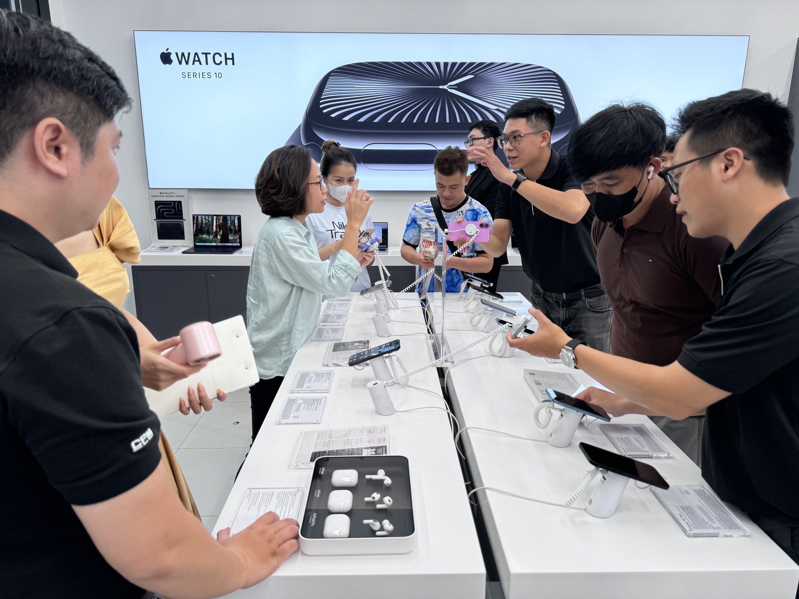 Rồng rắn xếp h&agrave;ng l&uacute;c nửa đ&ecirc;m để được nhận iPhone 16 series ch&iacute;nh h&atilde;ng- Ảnh 7.