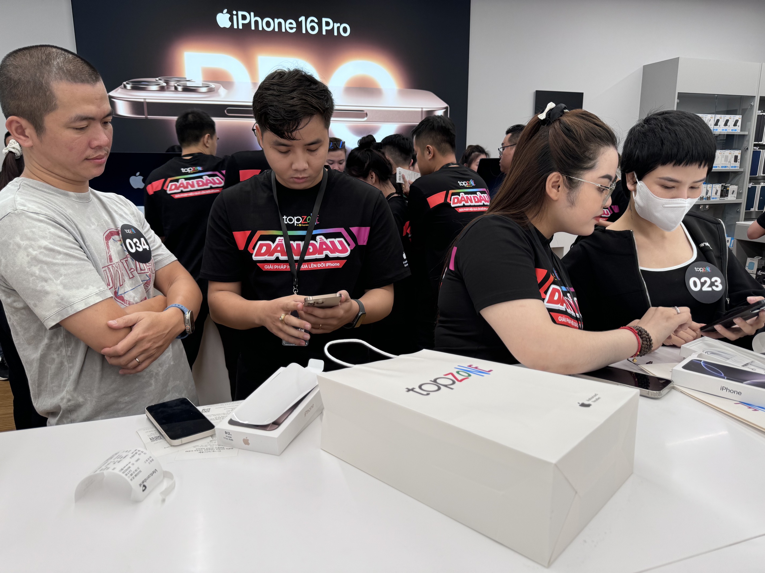 Rồng rắn xếp h&agrave;ng l&uacute;c nửa đ&ecirc;m để được nhận iPhone 16 series ch&iacute;nh h&atilde;ng- Ảnh 8.