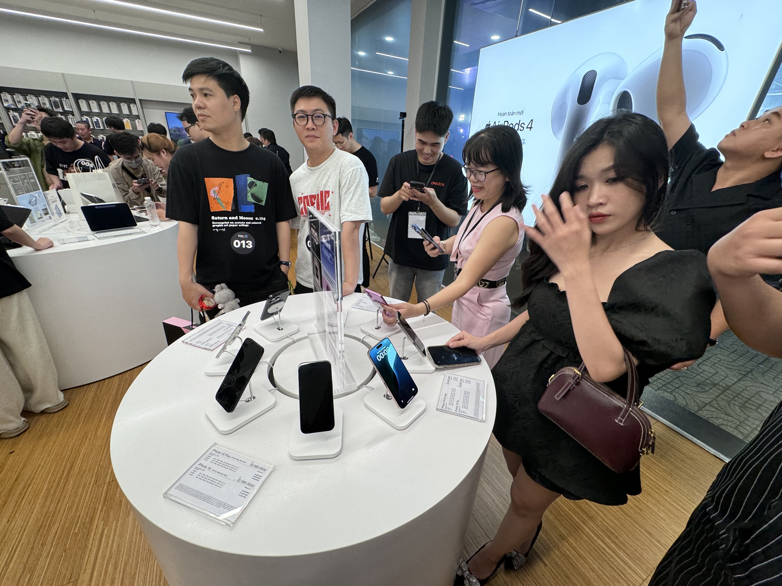 Rồng rắn xếp h&agrave;ng l&uacute;c nửa đ&ecirc;m để được nhận iPhone 16 series ch&iacute;nh h&atilde;ng- Ảnh 9.