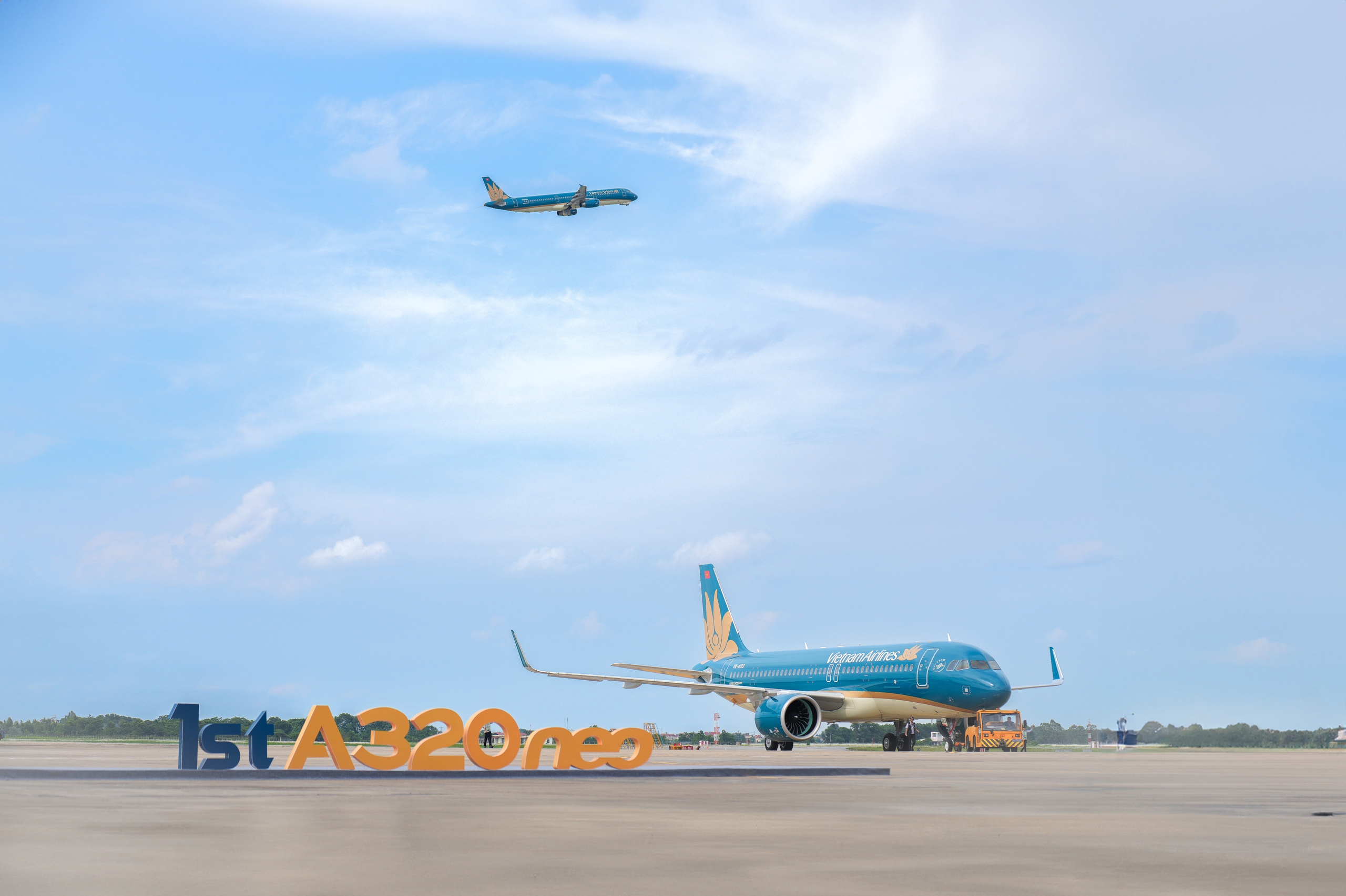 Airbus A320neo là dòng máy bay thân hẹp hiện đại, được trang bị động cơ thế hệ mới, tiết kiệm 16% nhiên liệu, giảm 75% tiếng ồn và 50% khí thải độc hại so với các dòng máy bay thế h