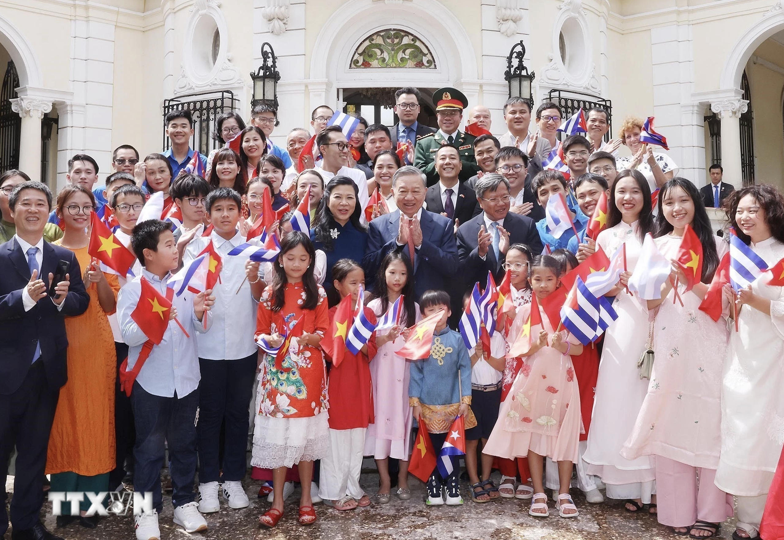 Tổng B&iacute; thư, Chủ tịch nước gặp mặt cộng đồng người Việt Nam tại Cuba- Ảnh 4.