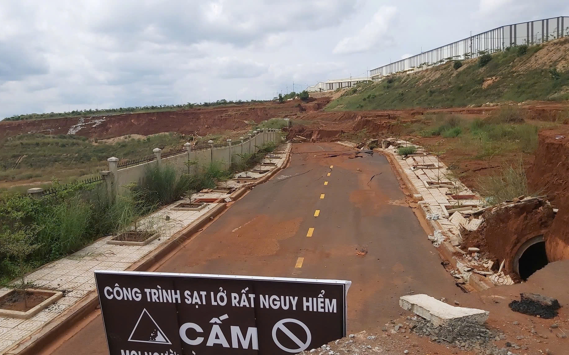 Sai phạm tại dự &aacute;n ng&agrave;n tỉ, cựu Gi&aacute;m đốc Sở X&acirc;y dựng hầu t&ograve;a