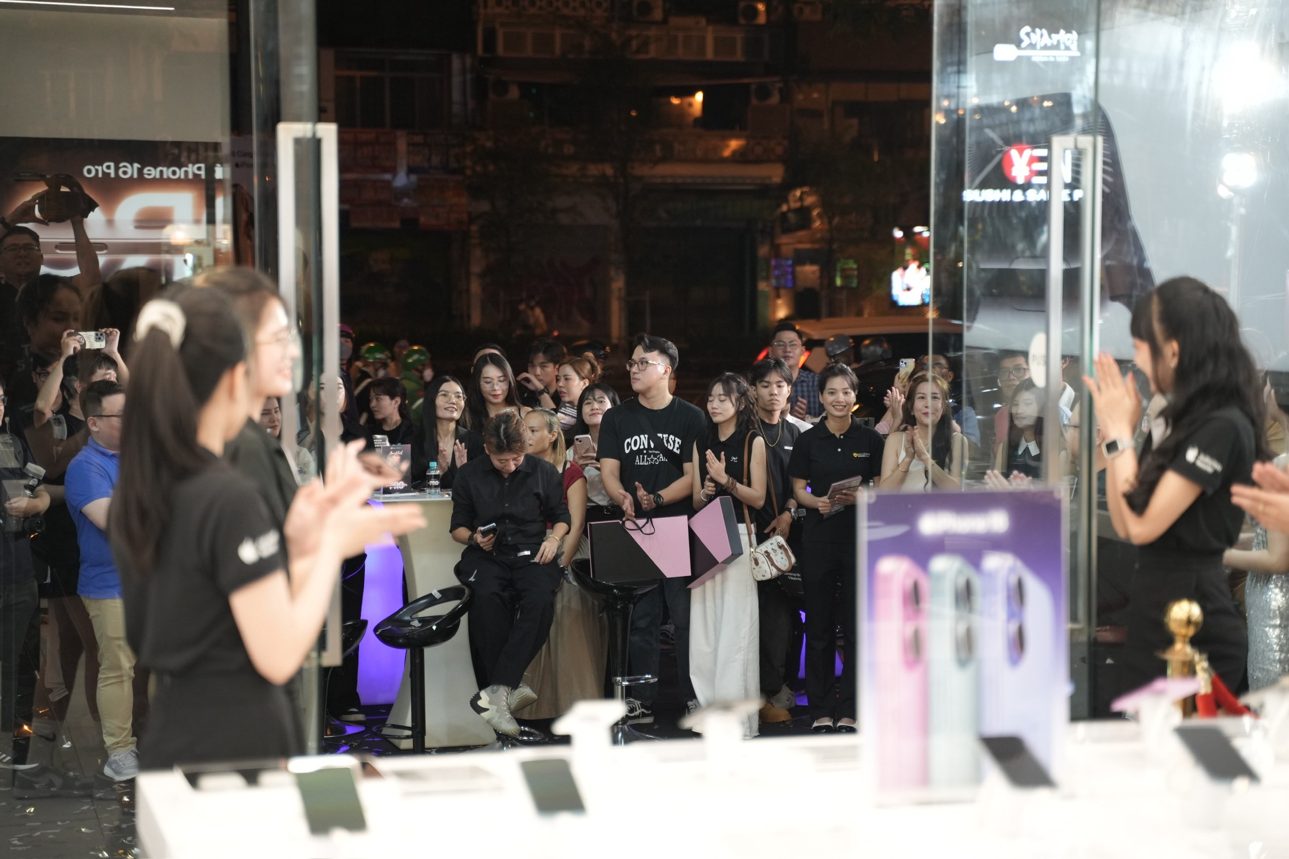 Rồng rắn xếp h&agrave;ng l&uacute;c nửa đ&ecirc;m để được nhận iPhone 16 series ch&iacute;nh h&atilde;ng- Ảnh 3.