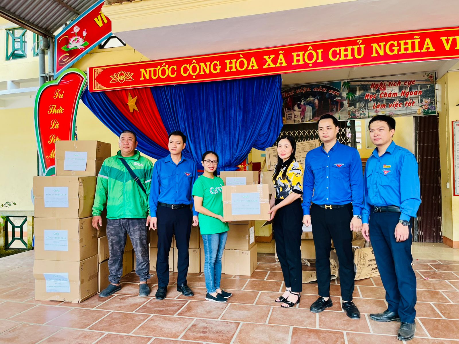 Grab Việt Nam trao tặng hỗ trợ cho người d&acirc;n bị ảnh hưởng bởi b&atilde;o, lũ ở miền Bắc- Ảnh 1.