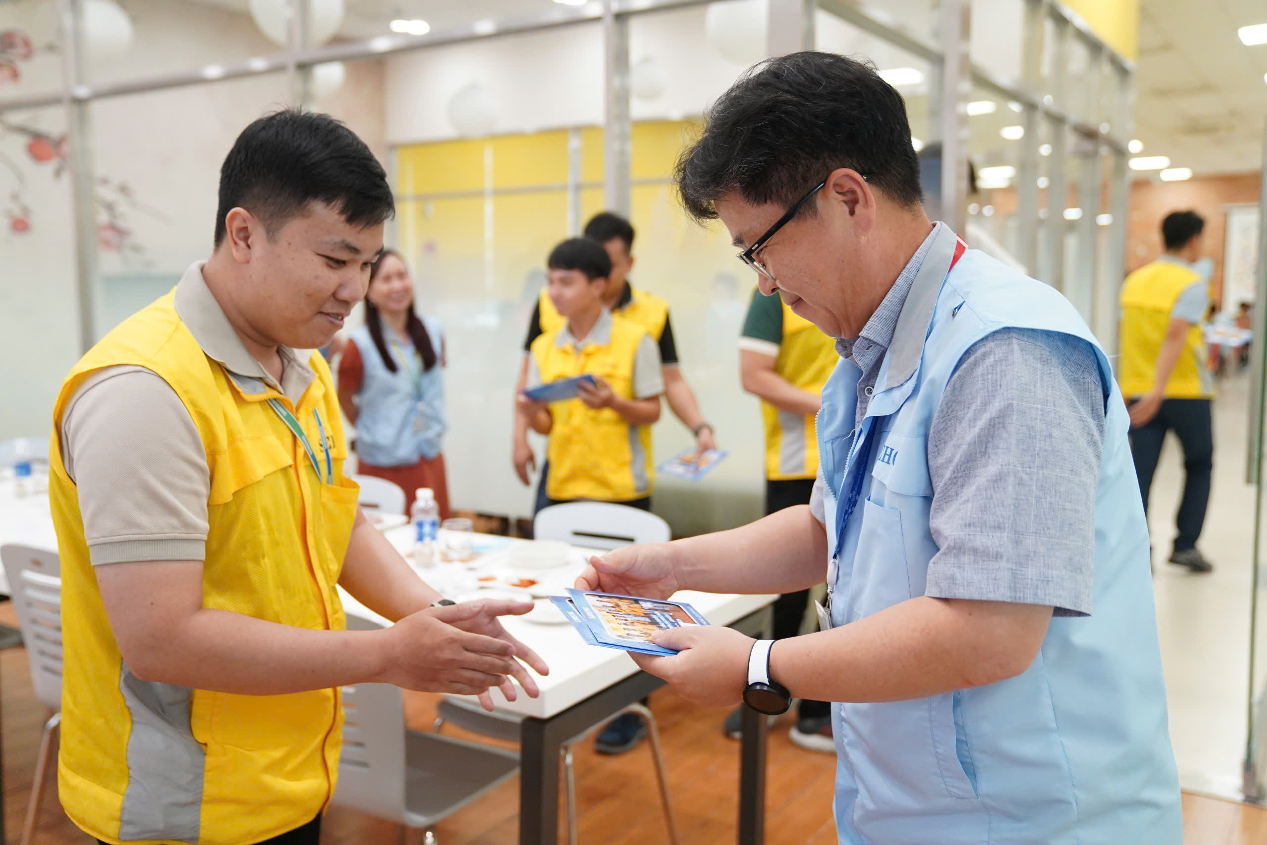 Tổng gi&aacute;m đốc ăn trưa c&ugrave;ng người lao động- Ảnh 4.