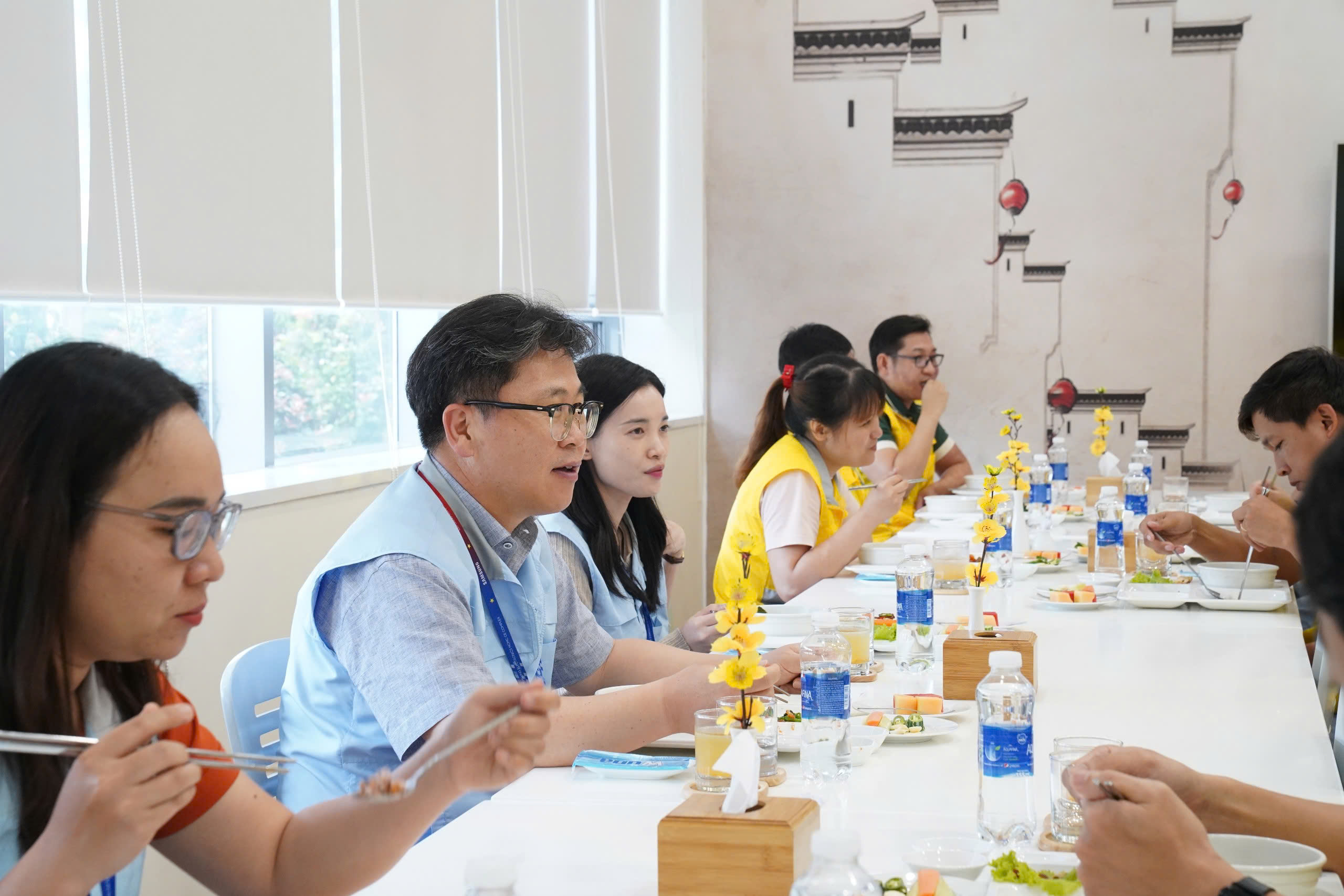 Tổng gi&aacute;m đốc ăn trưa c&ugrave;ng người lao động- Ảnh 1.