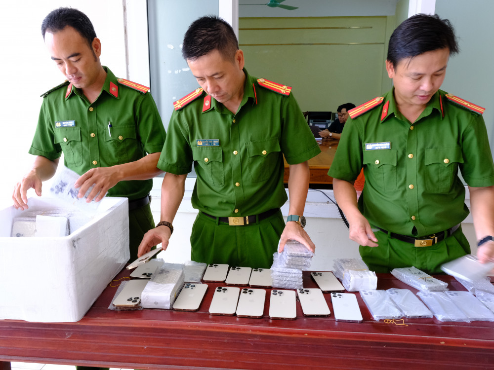 Triệt ph&aacute; đường d&acirc;y l&agrave;m giả t&agrave;i liệu của cơ quan, tổ chức để bu&ocirc;n điện thoại &ldquo;dỏm&rdquo;- Ảnh 5.