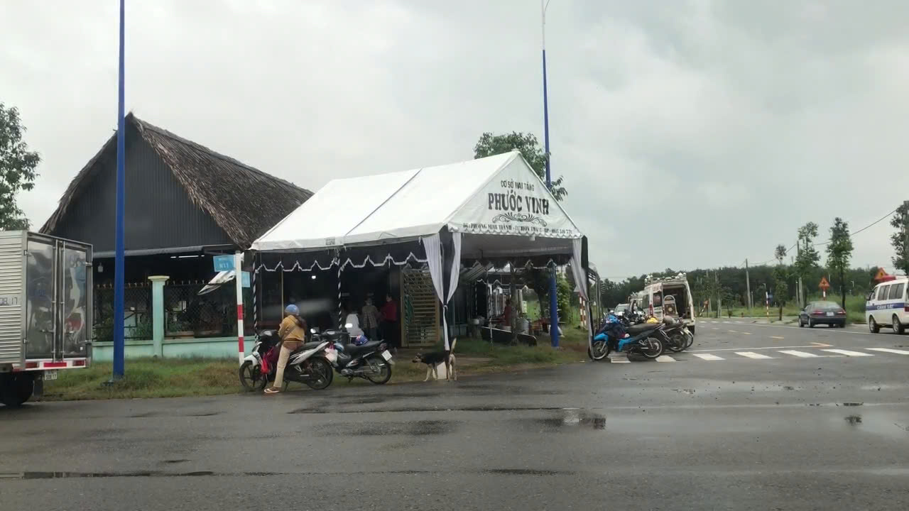 Người vợ n&oacute;i g&igrave; về vụ tai nạn xe tải do m&igrave;nh cầm l&aacute;i c&aacute;n chồng tử vong?- Ảnh 1.
