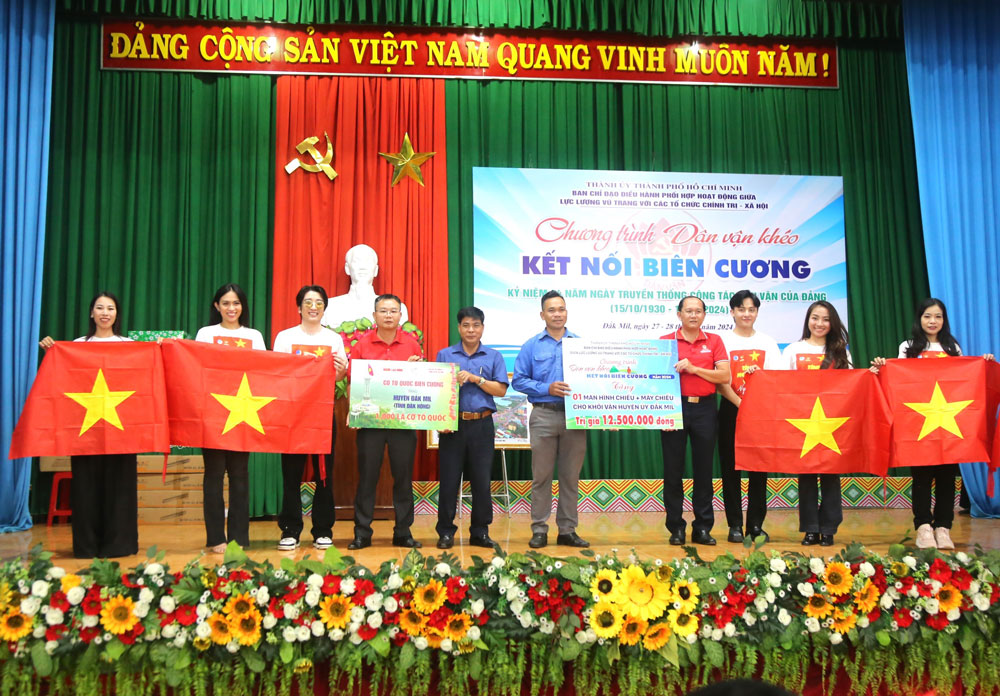 Trao tặng 1.000 lá cờ Tổ quốc và nhiều phần quà ý nghĩa cho cán bộ, chiến sĩ biên phòng, người dân và học sinh khó khăn trên địa bàn huyện Đắk Mil. Ảnh: BẢO AN