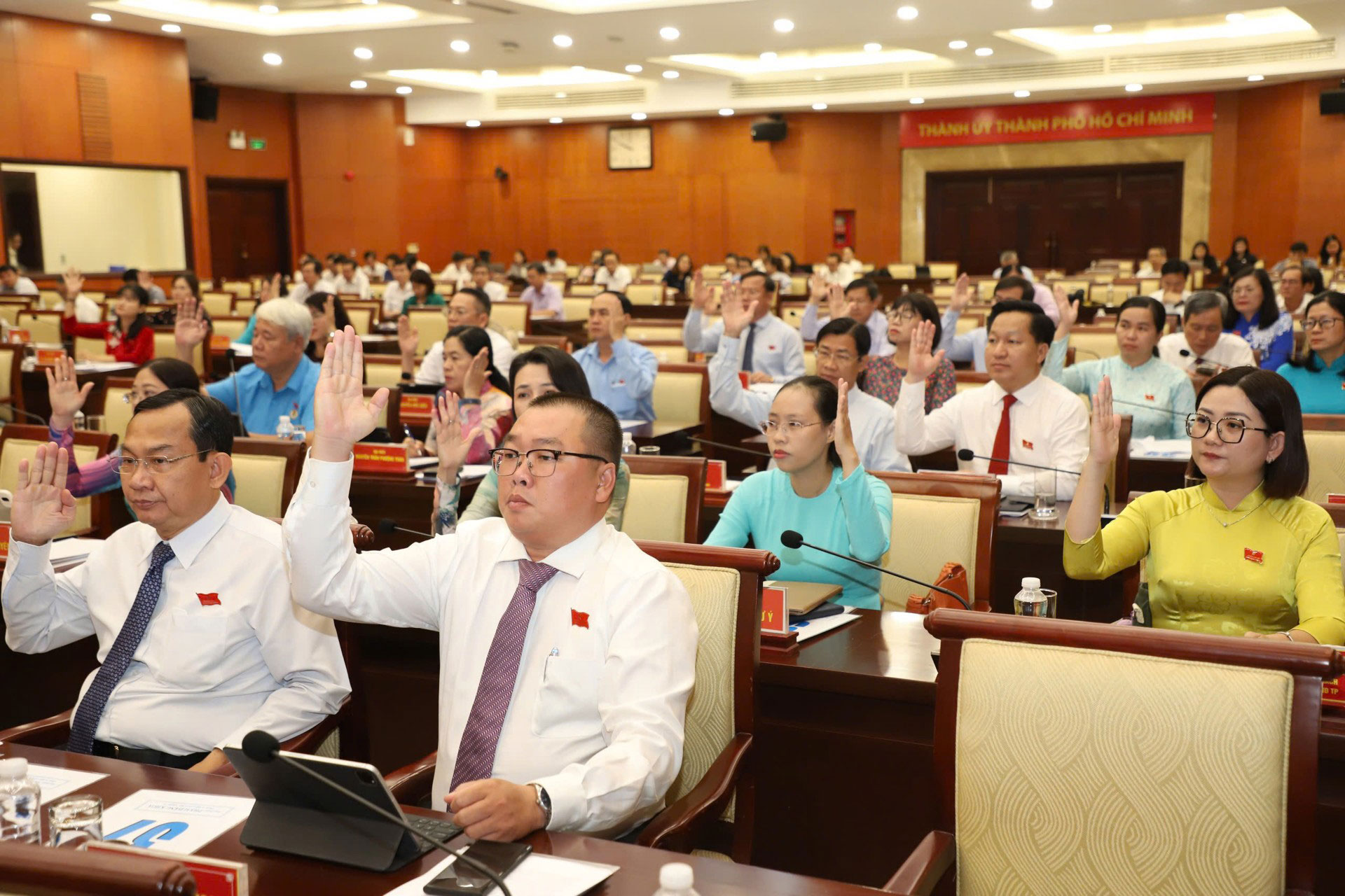 Các đại biểu thông qua nghị quyết