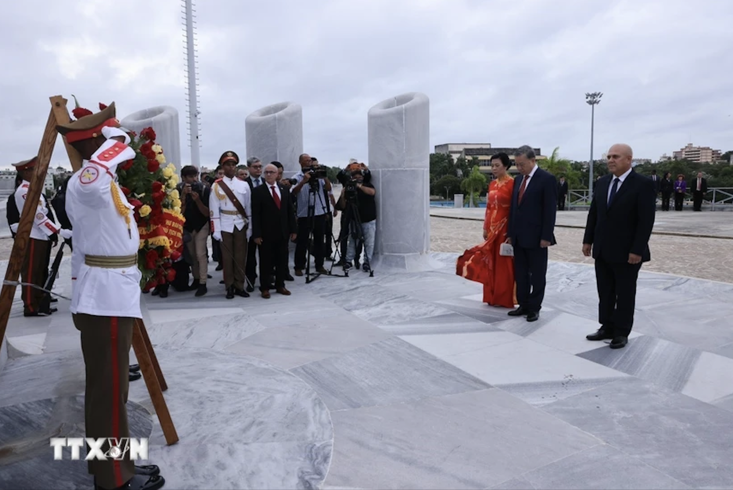 Tổng Bí thư, Chủ tịch nước Tô Lâm đặt vòng hoa tại Đài tưởng niệm Jose Marti- Ảnh 1.
