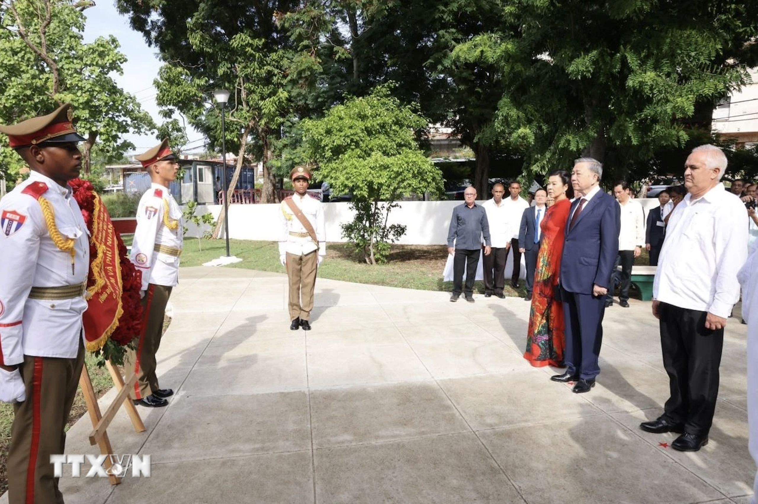 Tổng B&iacute; thư, Chủ tịch nước T&ocirc; L&acirc;m đặt v&ograve;ng hoa tại Tượng đ&agrave;i B&aacute;c Hồ ở La Habana- Ảnh 3.