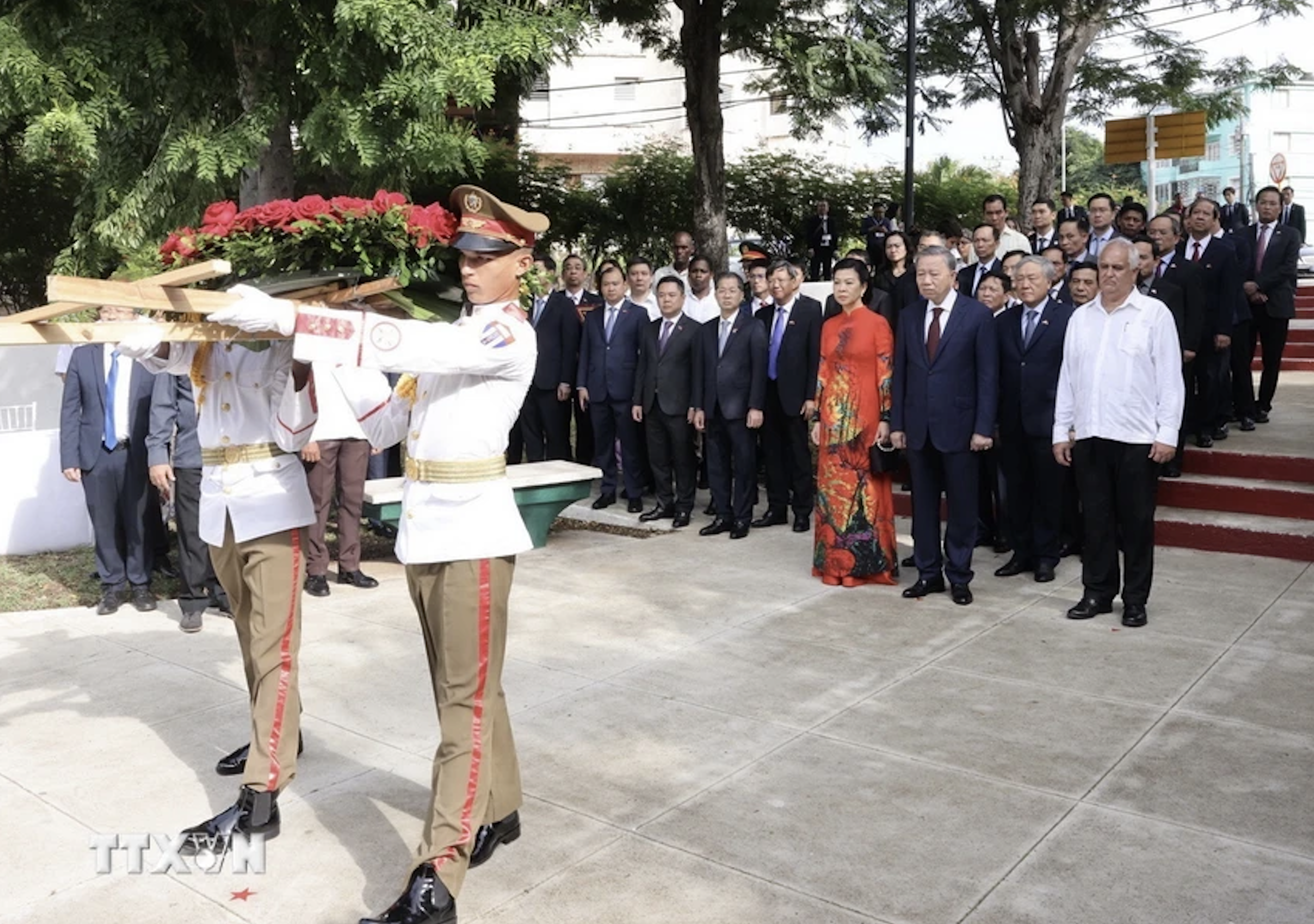 Tổng B&iacute; thư, Chủ tịch nước T&ocirc; L&acirc;m đặt v&ograve;ng hoa tại Tượng đ&agrave;i B&aacute;c Hồ ở La Habana- Ảnh 1.