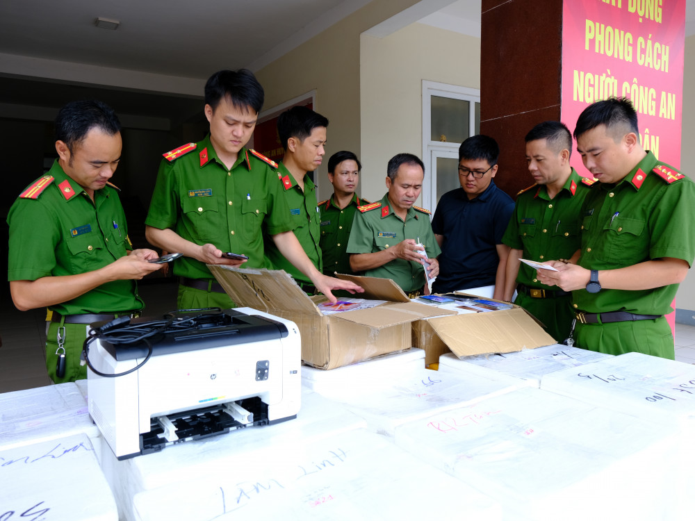 Triệt ph&aacute; đường d&acirc;y l&agrave;m giả t&agrave;i liệu của cơ quan, tổ chức để bu&ocirc;n điện thoại &ldquo;dỏm&rdquo;- Ảnh 1.
