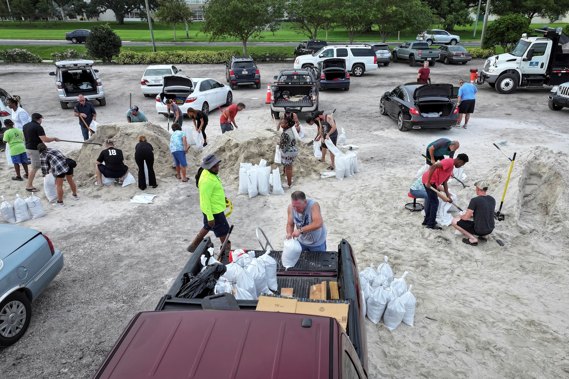 Người d&acirc;n đang lấp đầy c&aacute;c bao c&aacute;t trước khi b&atilde;o đổ bộ v&agrave;o Big Bend h&ocirc;m 25-9. Ảnh: Reuters