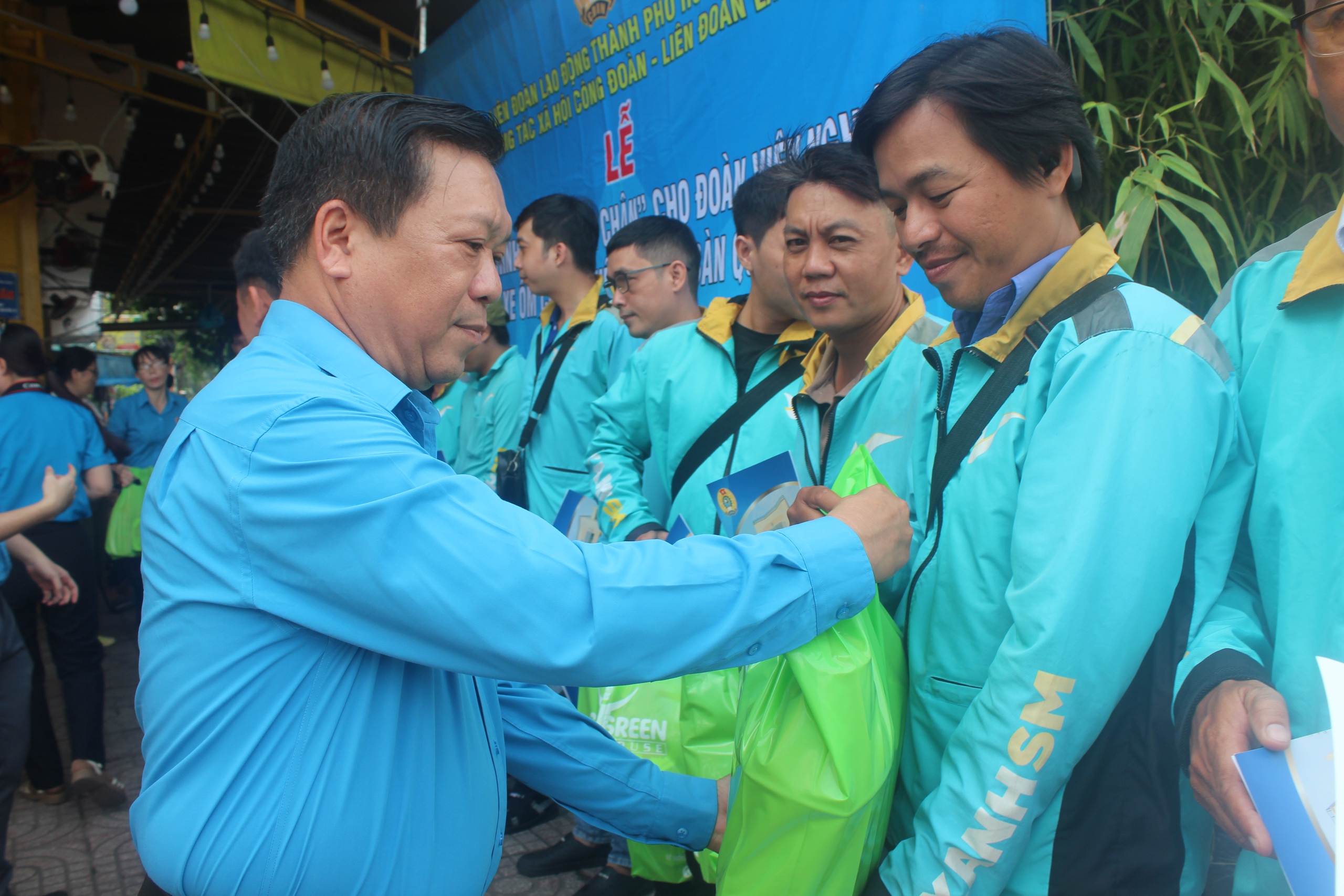 Ông Trương Công Hồ - Chủ tịch LĐLĐ quận 8, TP HCM - tặng quà cho tài xế xe công nghệ
