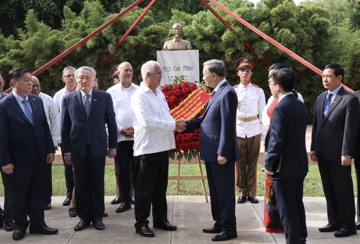 Tổng B&iacute; thư, Chủ tịch nước T&ocirc; L&acirc;m đặt v&ograve;ng hoa tại Tượng đ&agrave;i B&aacute;c Hồ ở La Habana- Ảnh 4.