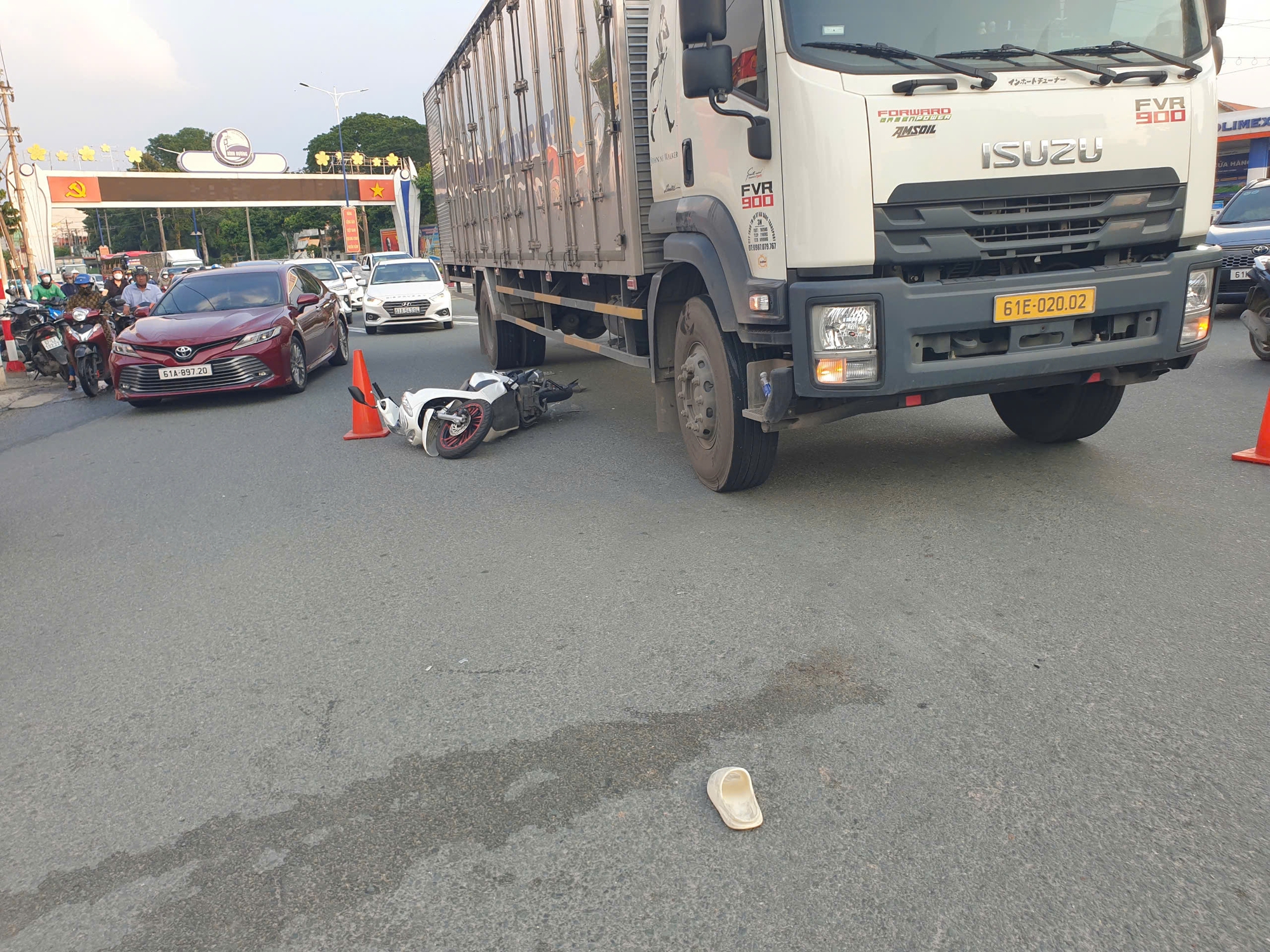 X&oacute;t xa nữ sinh vi&ecirc;n năm nhất đại học bị xe tải t&ocirc;ng tử vong- Ảnh 2.