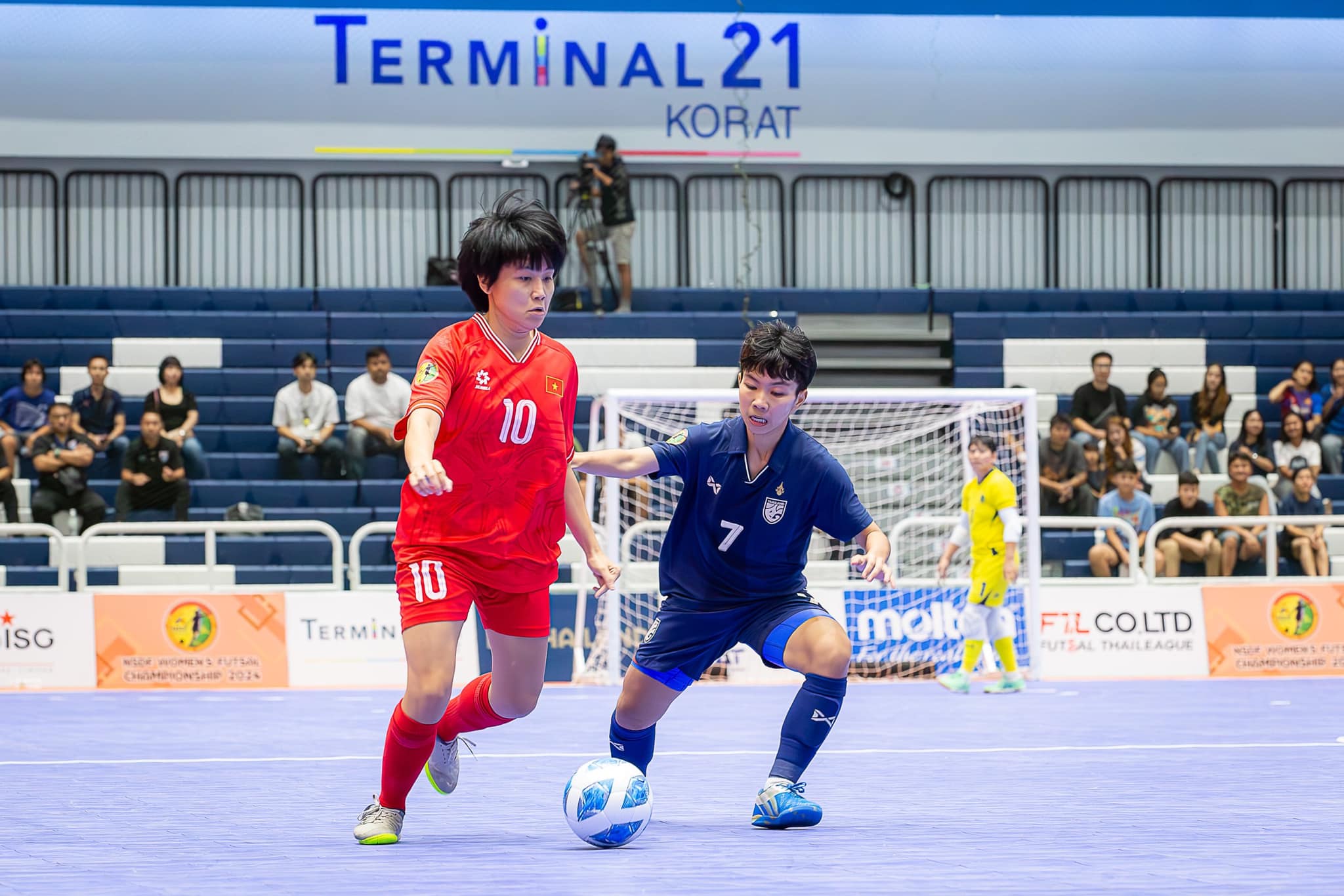 Bị Th&aacute;i Lan cầm h&ograve;a, futsal nữ Việt Nam vẫn v&ocirc; địch- Ảnh 1.