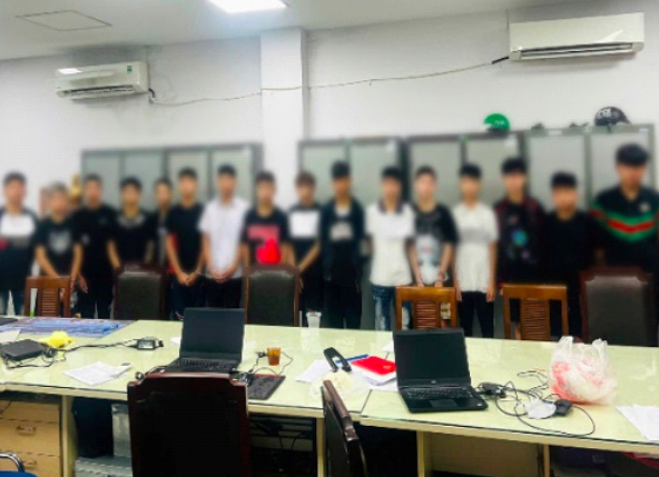 Nhóm học sinh đi xe máy vô cớ dùng đao, kiếm đuổi chém liên tiếp nhiều người trên phố- Ảnh 1.
