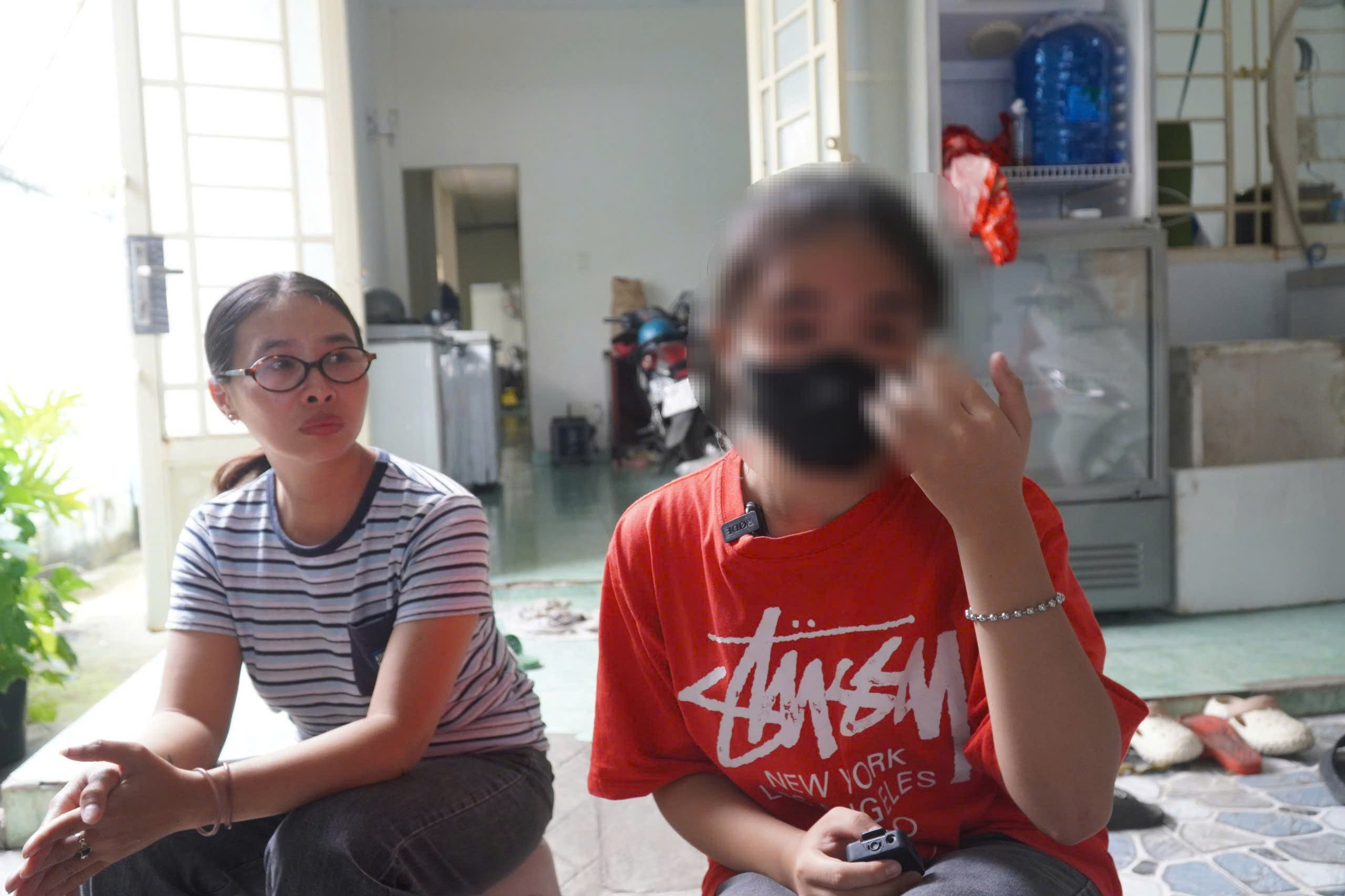 Bị đ&aacute;nh hội đồng trong đ&ecirc;m, nữ sinh bật kh&oacute;c: "Đoạn clip gửi đi khắp nơi"- Ảnh 1.