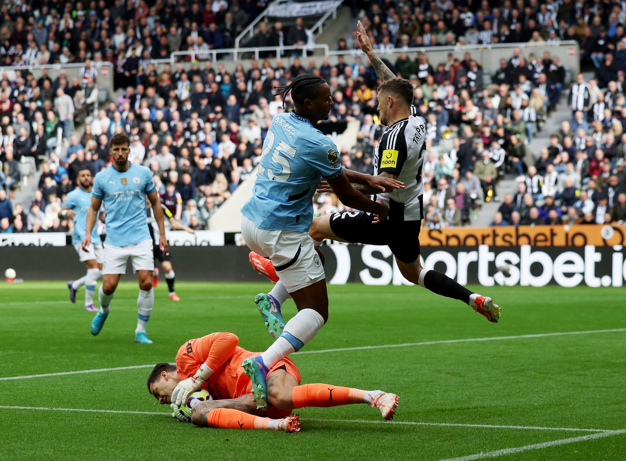 Haaland tịt ng&ograve;i tại St.James'Park, Man City mất điểm ng&ocirc;i đầu- Ảnh 6.