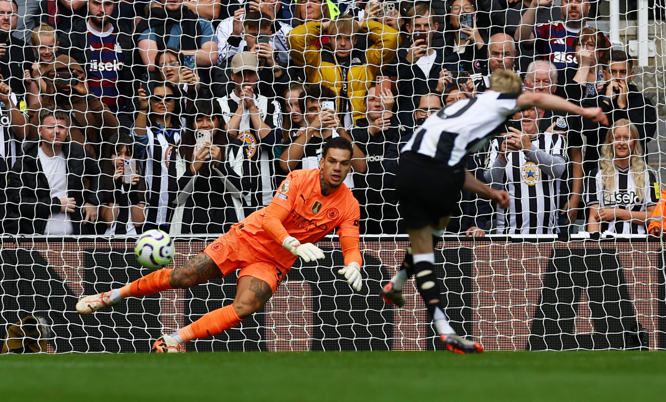 Haaland tịt ng&ograve;i tại St.James'Park, Man City mất điểm ng&ocirc;i đầu- Ảnh 5.