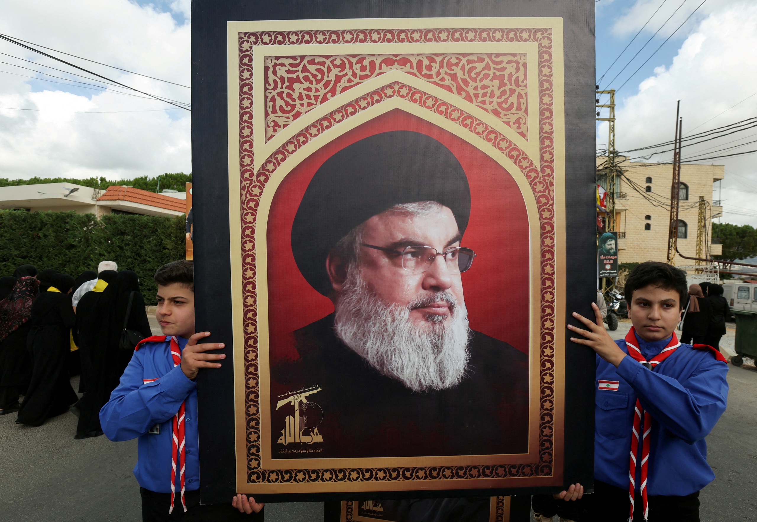 Ch&acirc;n dung thủ lĩnh Hezbollah Sayyed Hassan Nasrallah tại  tang lễ của một th&agrave;nh vi&ecirc;n Hezbollah ở Kfar Melki h&ocirc;m 19-9. Ảnh: Reuters