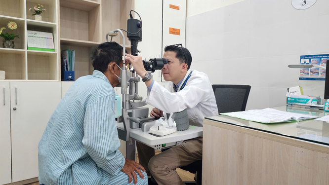 B&aacute;c sĩ chuy&ecirc;n khoa II Hứa Anh Đức, Khoa Dịch k&iacute;nh - V&otilde;ng mạc Bệnh viện Mắt TP HCM, thăm kh&aacute;m cho bệnh nh&acirc;n