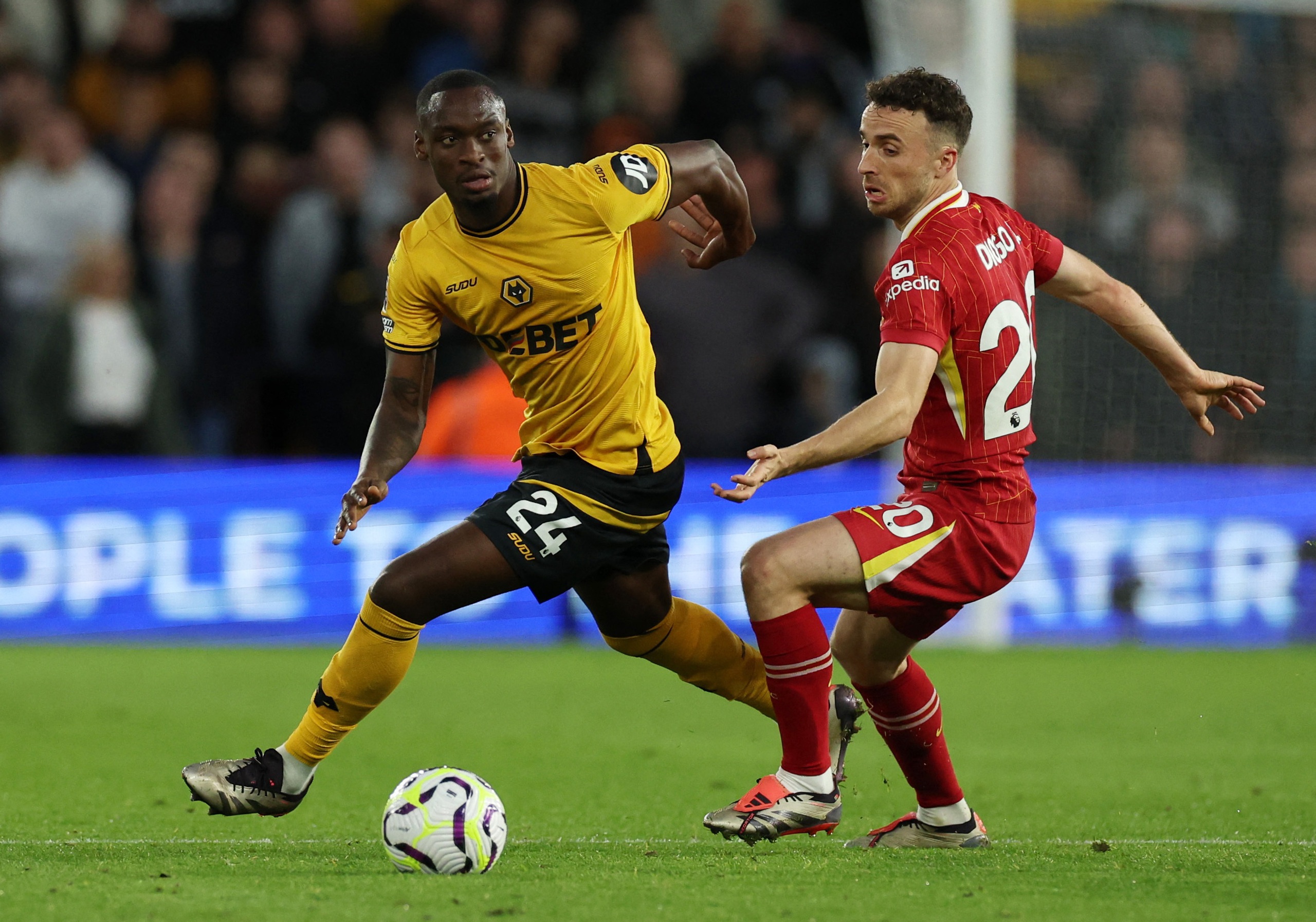 Hạ chủ nh&agrave; Wolves, Liverpool l&ecirc;n đỉnh bảng Ngoại hạng Anh- Ảnh 1.