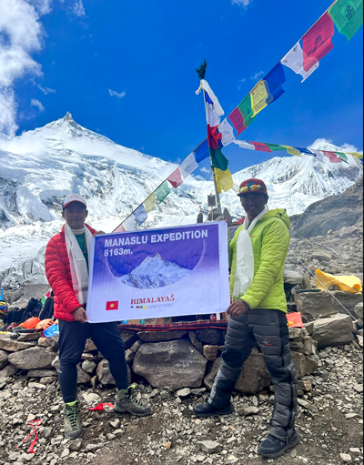 Nguyễn Mạnh Duy v&agrave; Temba Bhote trước khi l&ecirc;n tr&ecirc;n đỉnh Manaslu